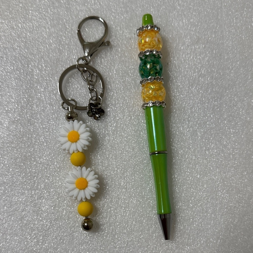🌼 Daisy Charm Keychain & Beaded Pen Set – 4 Refills Included! - Picture 4 of 8